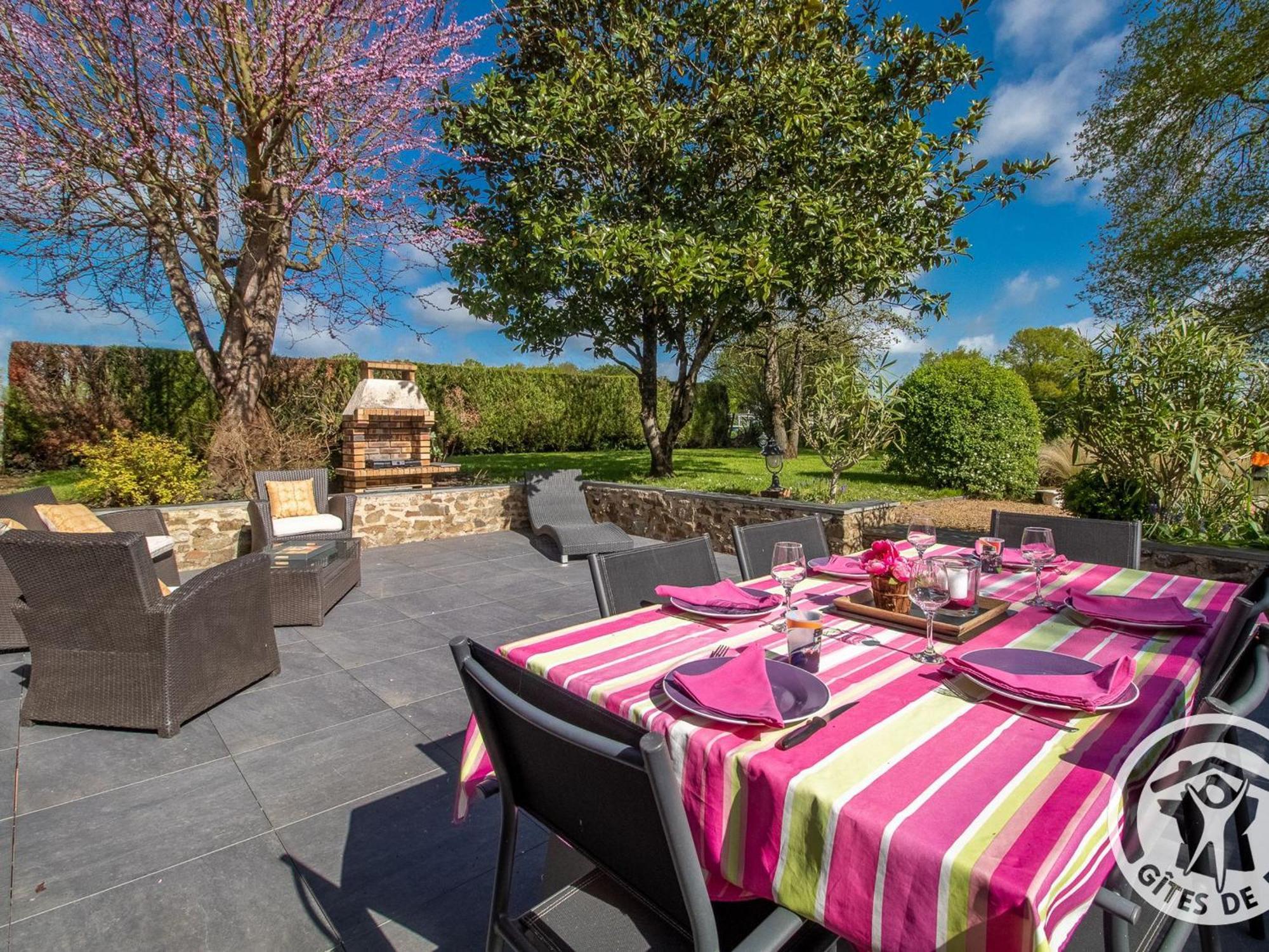 Gite Charmant Avec Jardin, Proche Activites Nautiques - Fr-1-622-75 Morannes sur Sarthe-Daumeray Extérieur photo